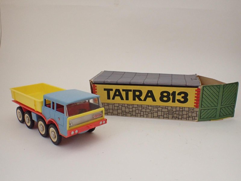 Plastová Tatra 813 se na Aukru prodala za 235 tisíc korun