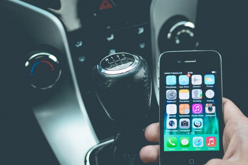 Lidé již platí za parkování většinou mobilem. Vývoj urychlila pandemie