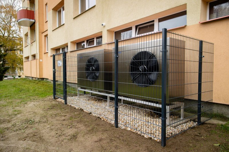 Tepelná čerpadla dávají smysl také v bytových domech. Kromě úspor zajistí nezávislost na dodavateli tepla