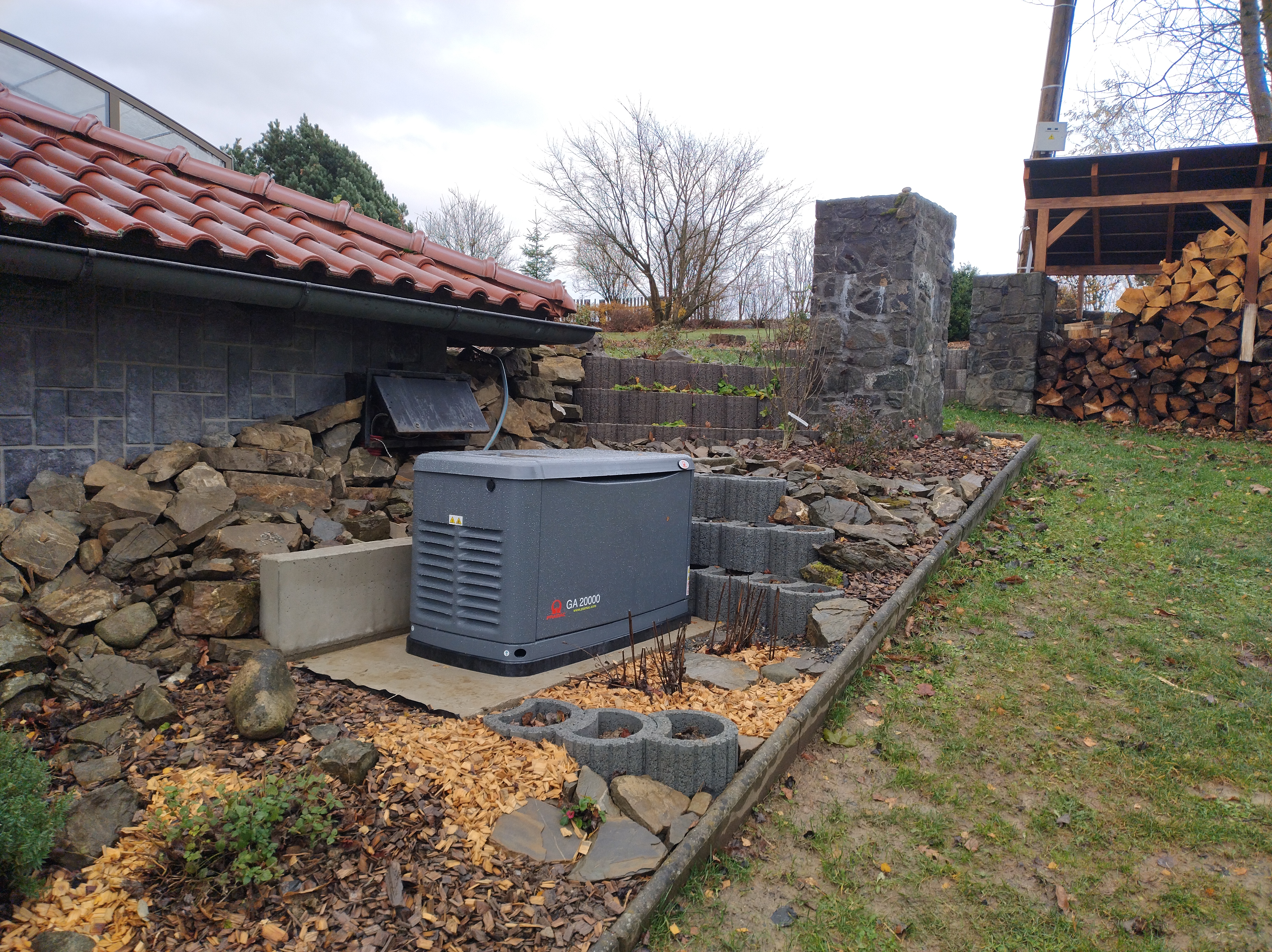 Jak zajistit energetickou soběstačnost bez elektrické přípojky? Fotovoltaiku s baterií podrží „tvrdý“ zdroj energie